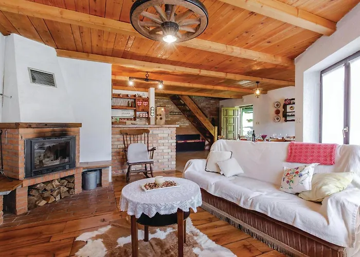 4 Bedroom Awesome In Prázdninový dům Breze